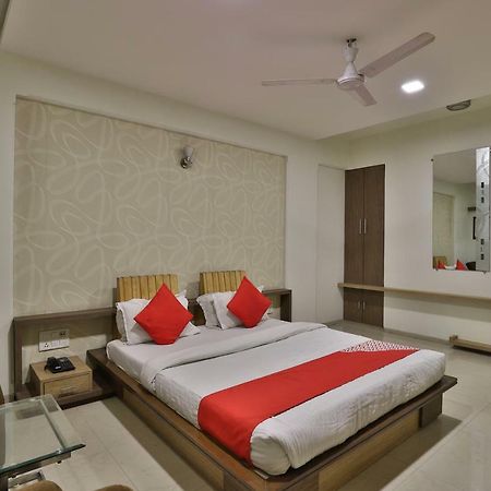 Hotel Ostria Surat Buitenkant foto