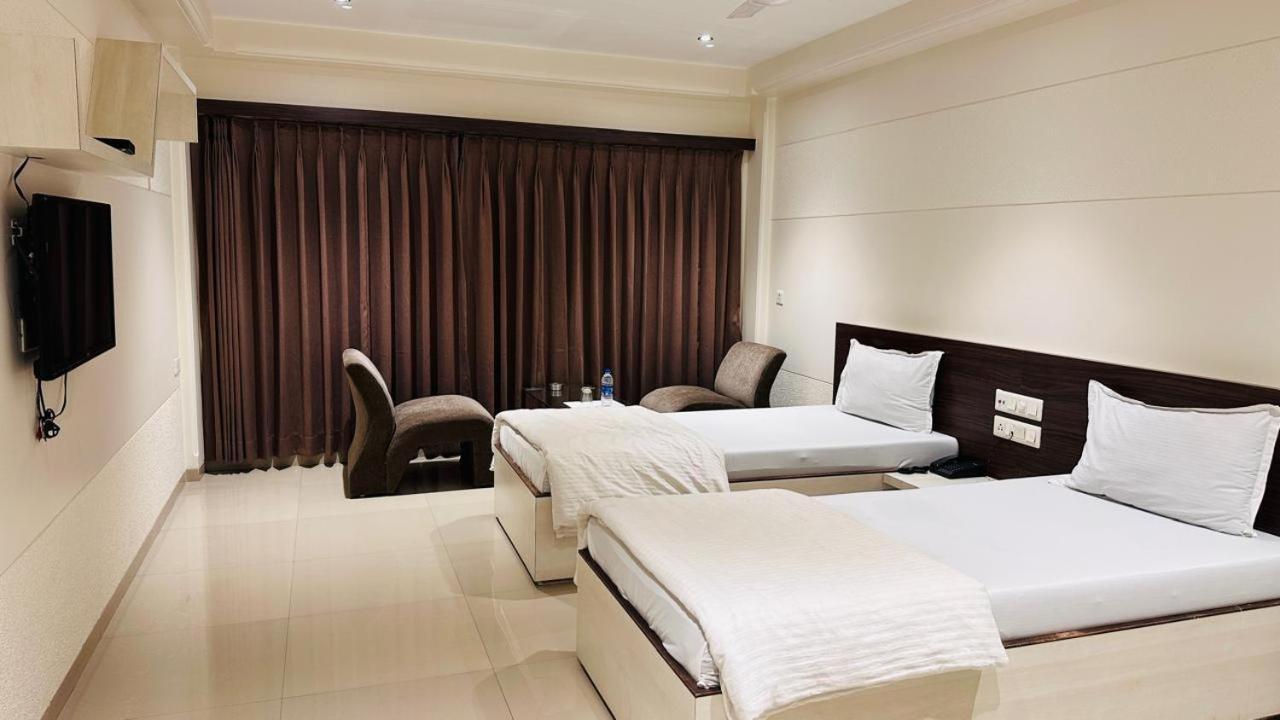 Hotel Ostria Surat Buitenkant foto