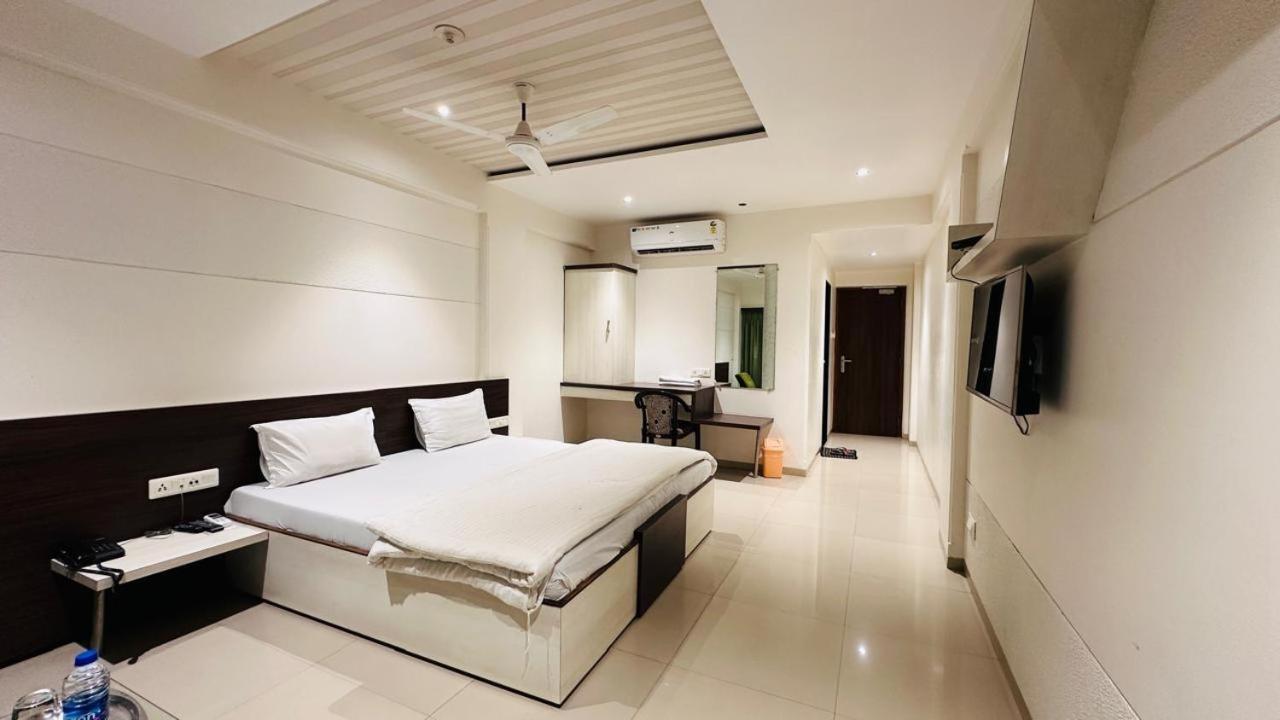 Hotel Ostria Surat Buitenkant foto
