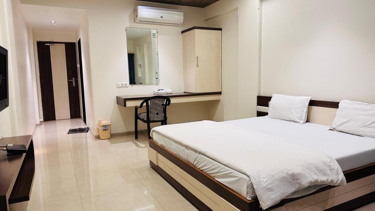 Hotel Ostria Surat Buitenkant foto