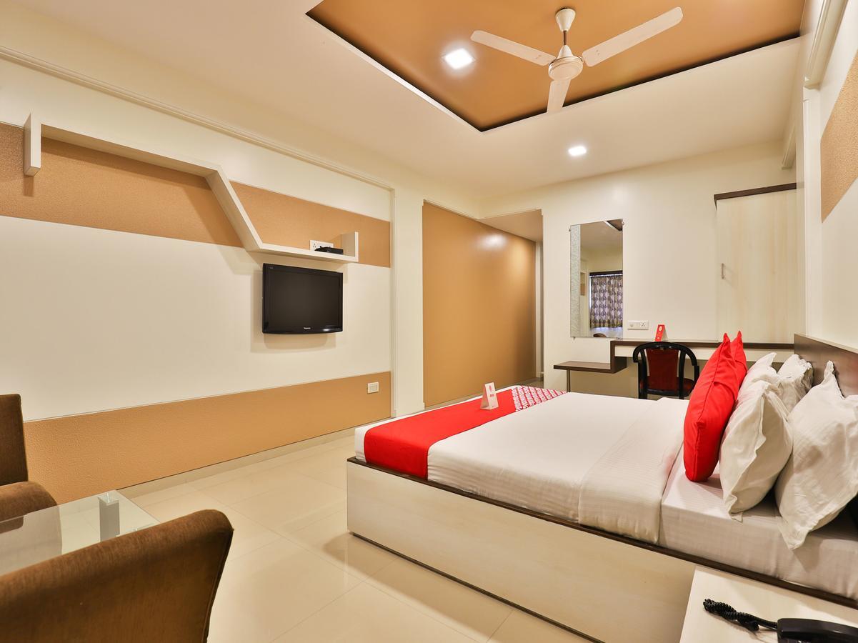Hotel Ostria Surat Buitenkant foto
