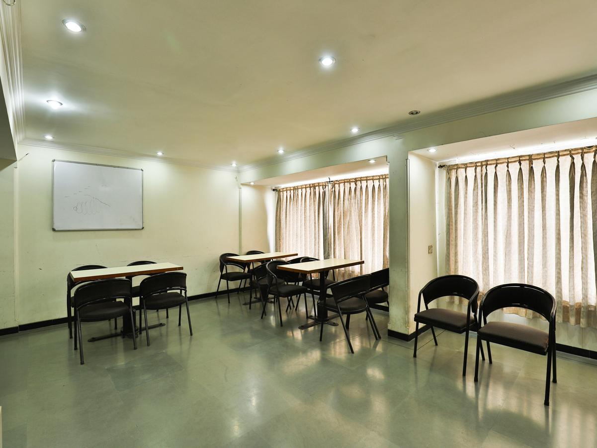 Hotel Ostria Surat Buitenkant foto