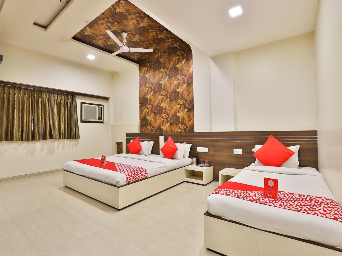 Hotel Ostria Surat Buitenkant foto