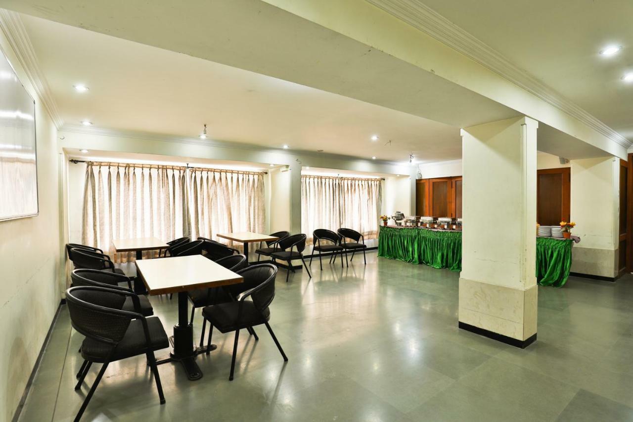 Hotel Ostria Surat Buitenkant foto