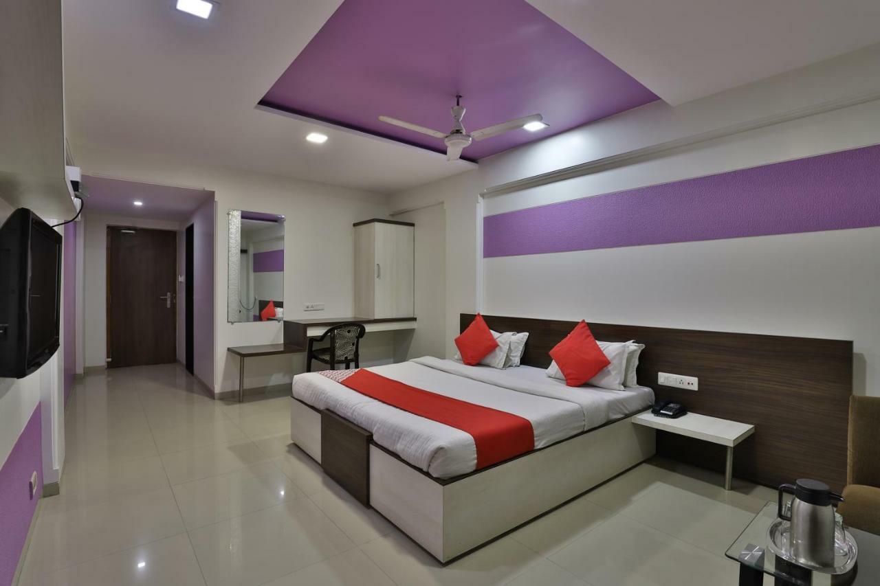 Hotel Ostria Surat Buitenkant foto