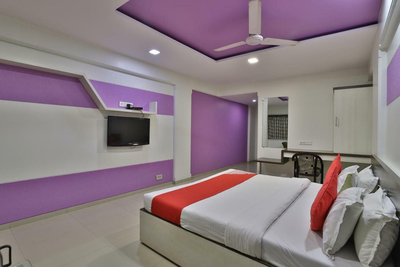 Hotel Ostria Surat Buitenkant foto