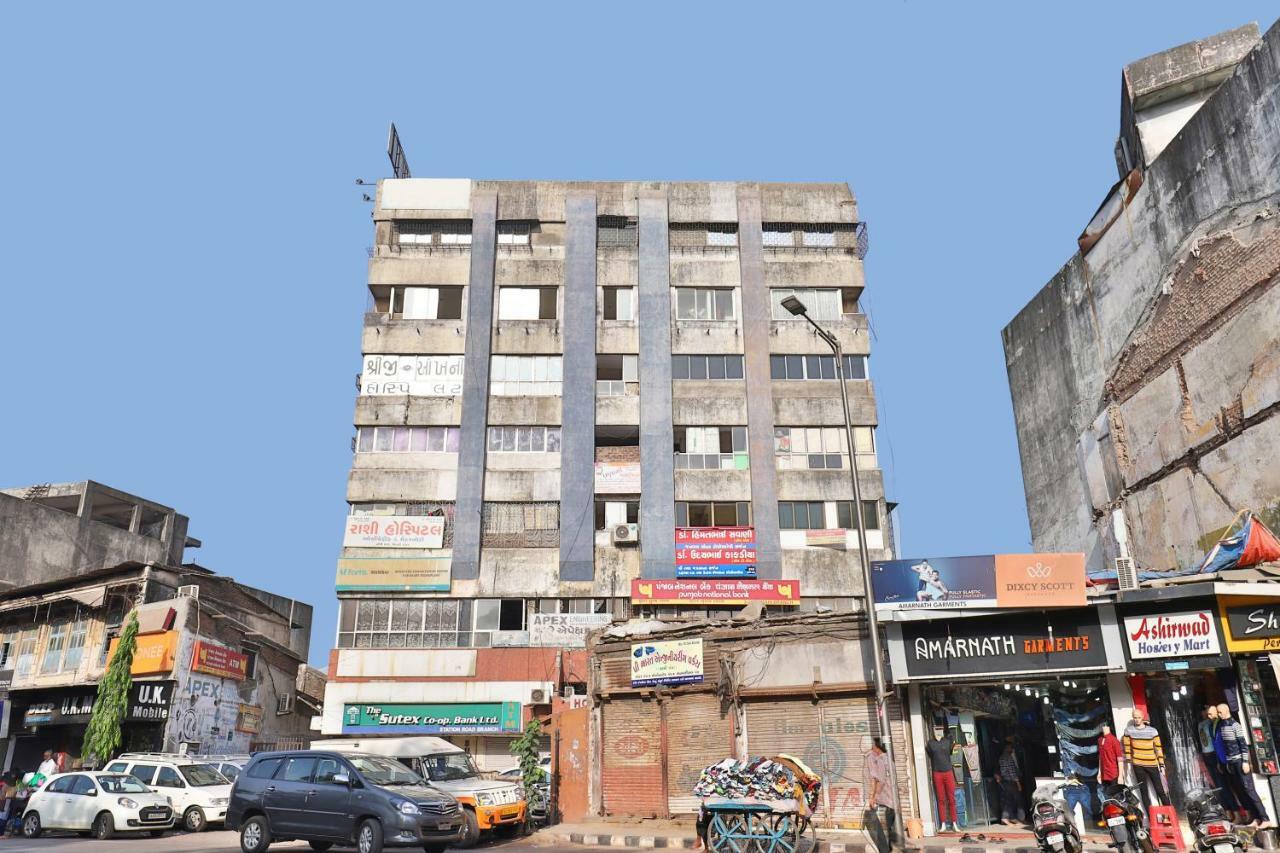 Hotel Ostria Surat Buitenkant foto