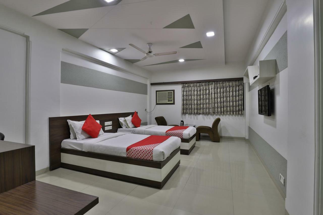 Hotel Ostria Surat Buitenkant foto