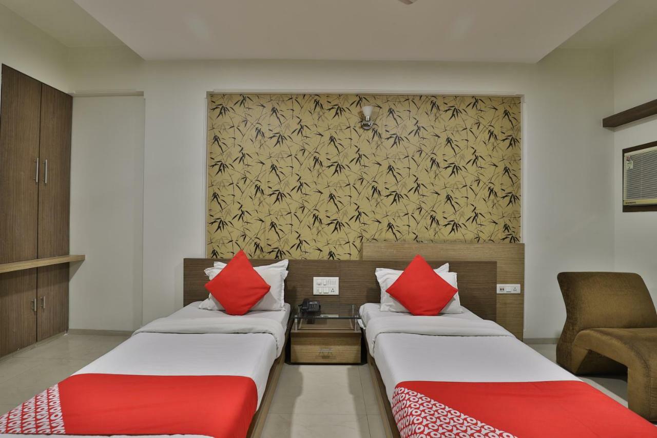 Hotel Ostria Surat Buitenkant foto