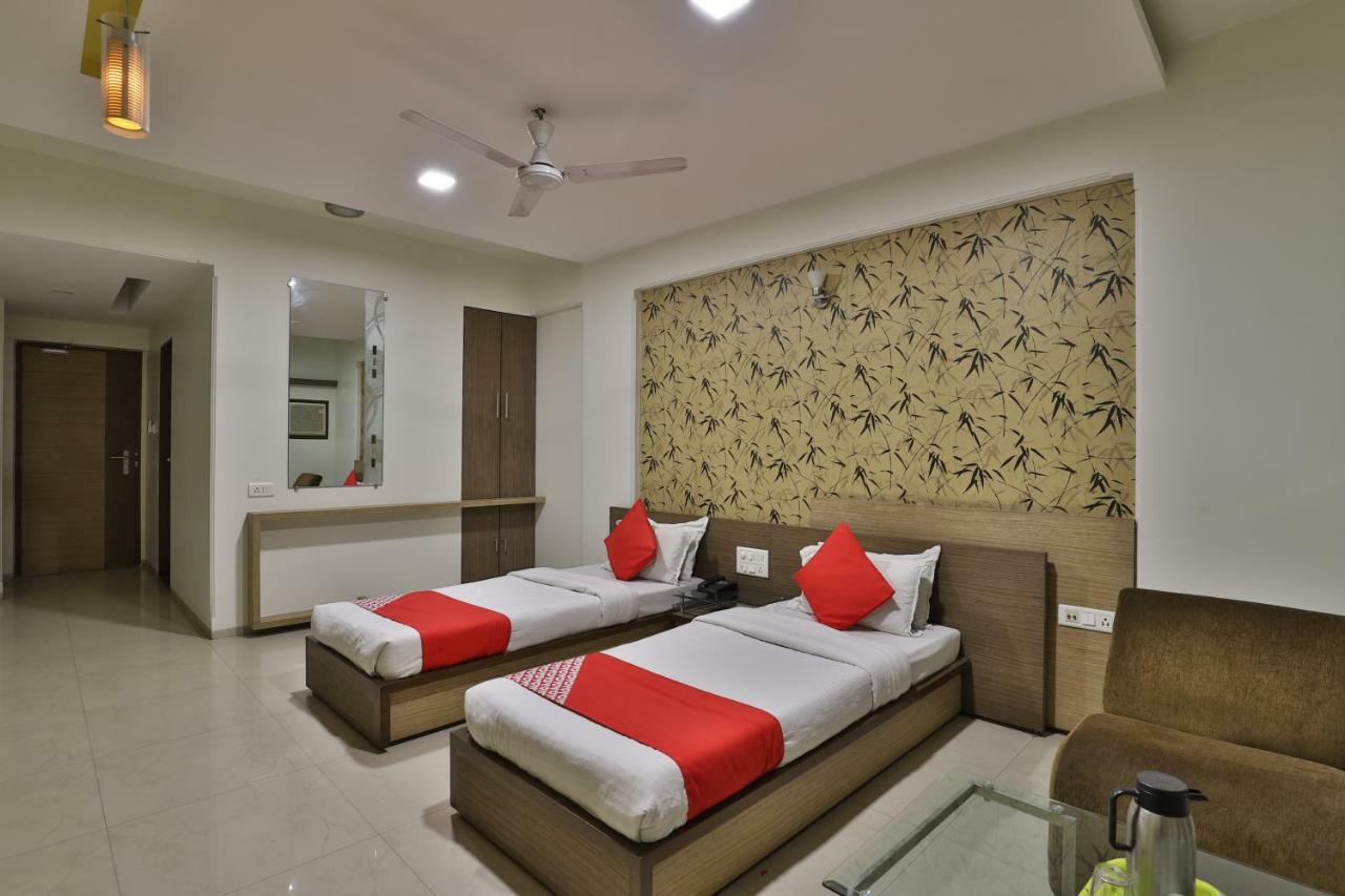Hotel Ostria Surat Buitenkant foto