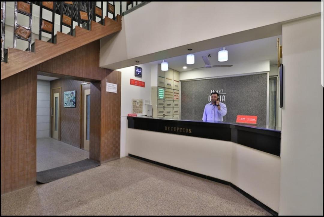 Hotel Ostria Surat Buitenkant foto