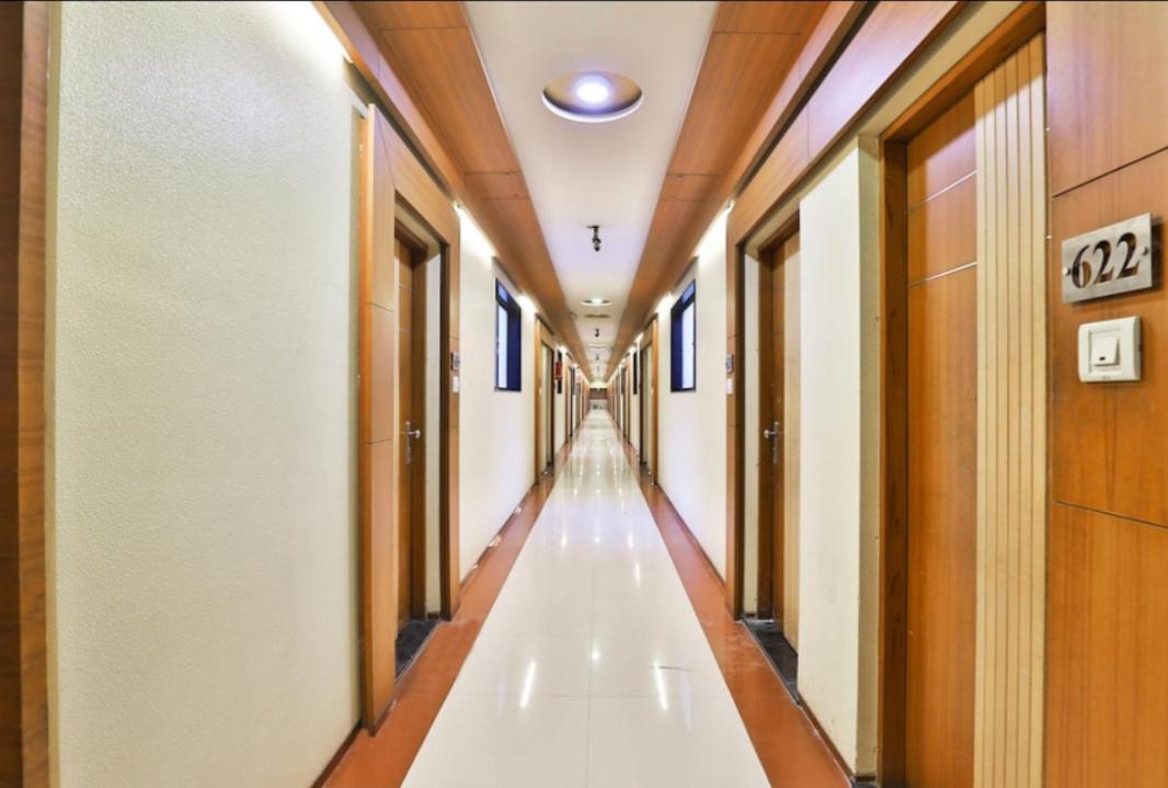 Hotel Ostria Surat Buitenkant foto